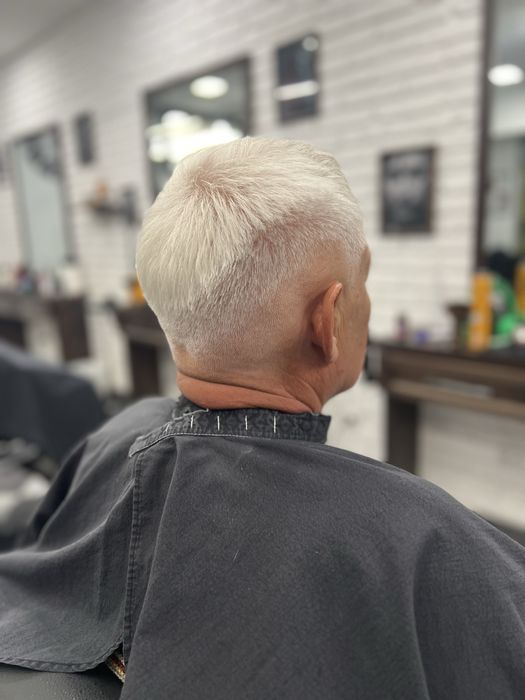 Безкоштовно шукаю модель бажано з бородою на стрижку