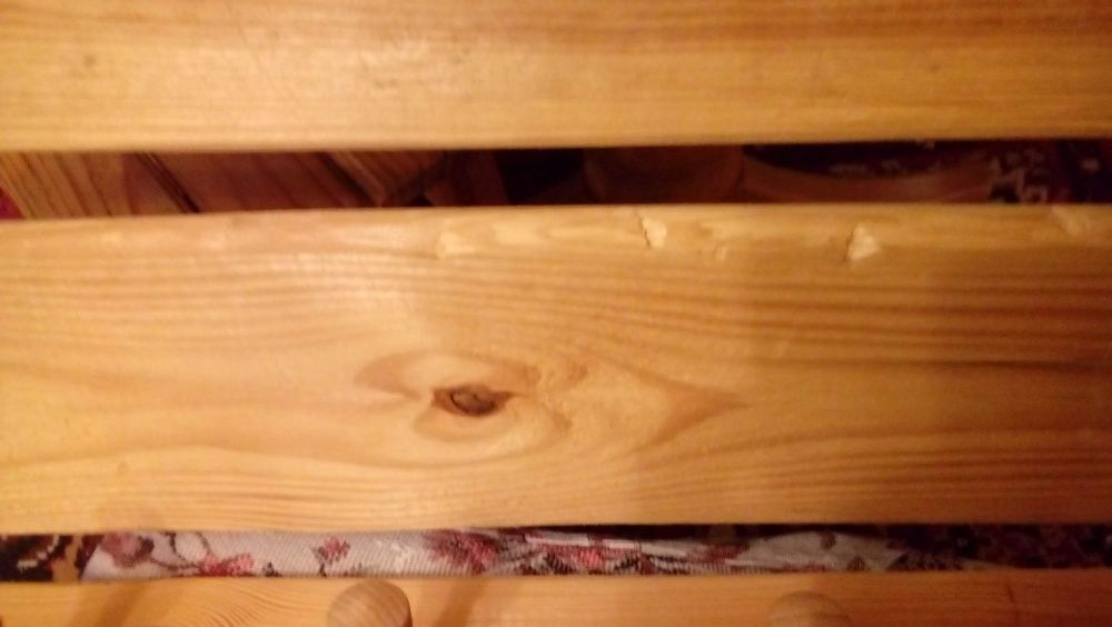 Wieszak drewniany przyścienny z półką.
