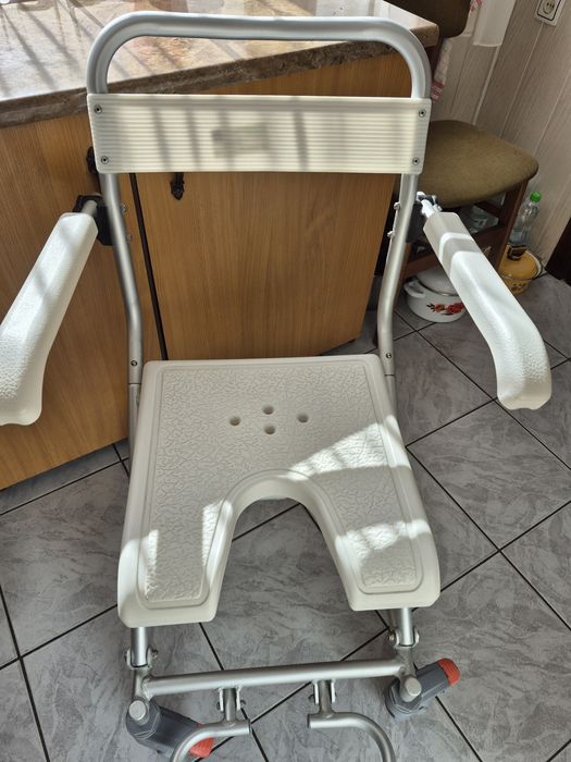 Wózek pod prysznic na kółkach