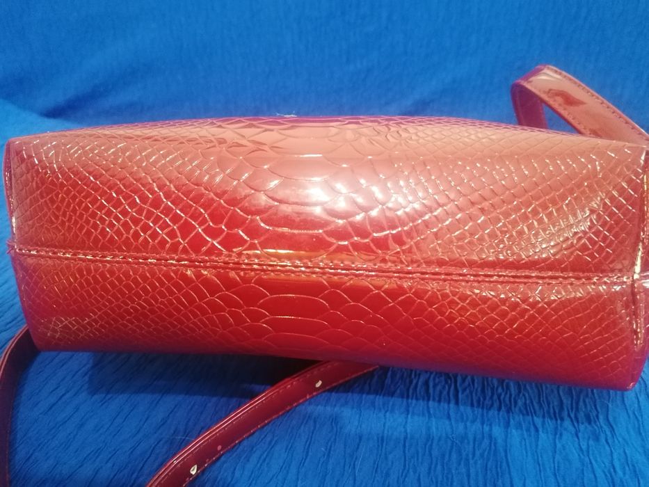 Продаю красную лаковую, нарядную сумку, среднего размера