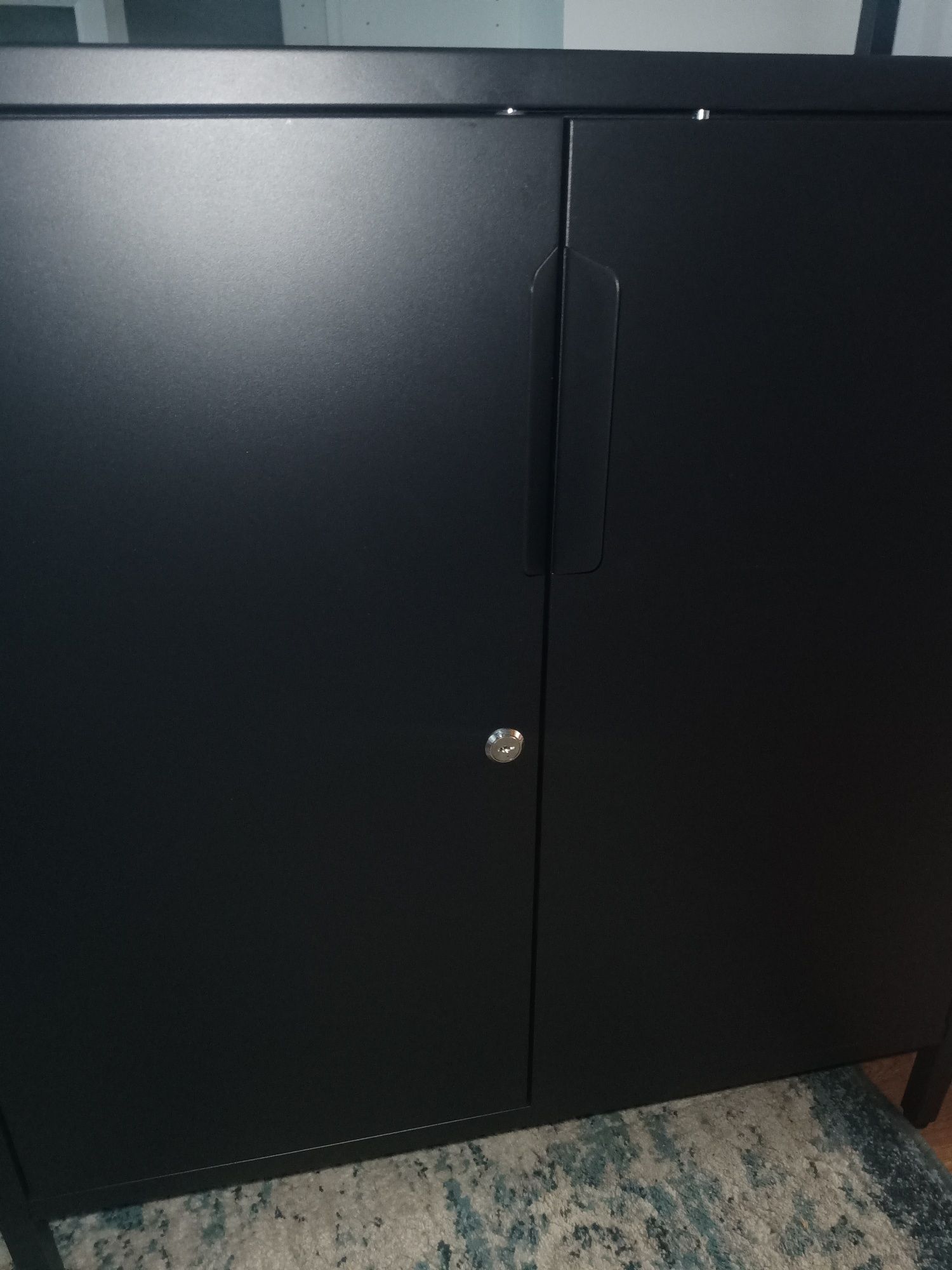 Czarna szafka z zamkiem Trotten Ikea
