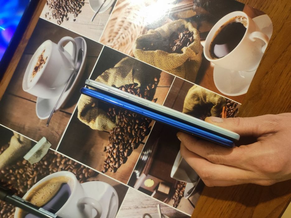 Продам 2 телефони Samsung a70