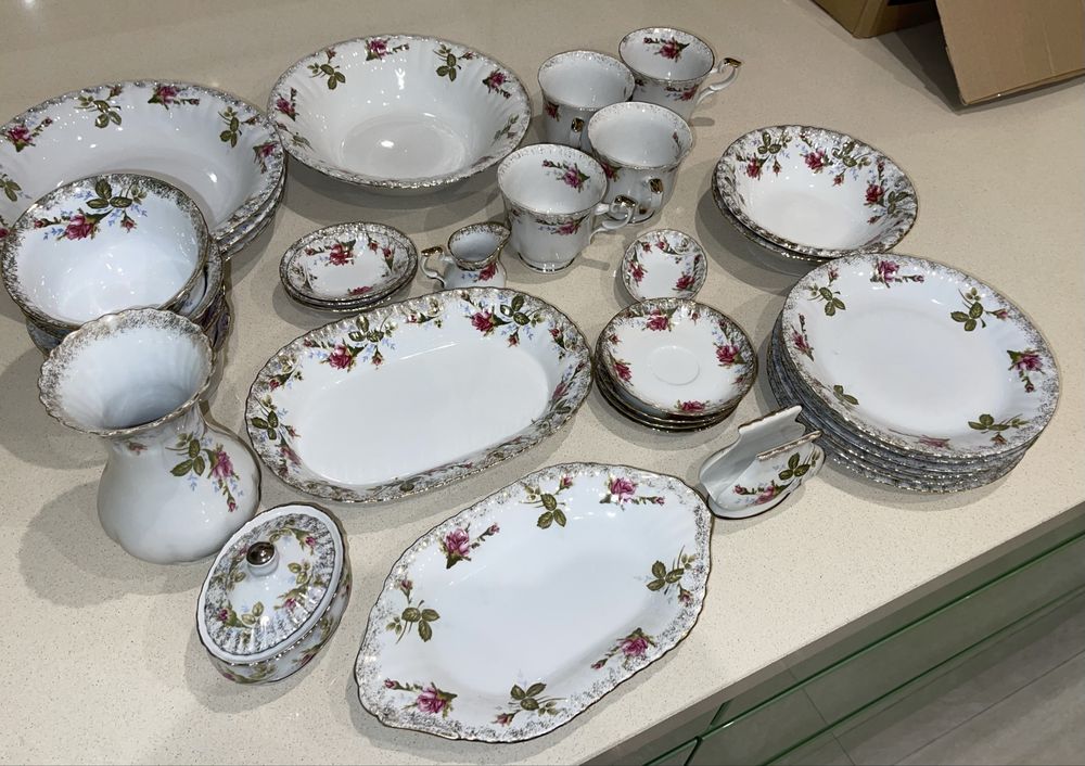 Serwis porcelanowy Chodzież różyczki - stan bardzo dobry