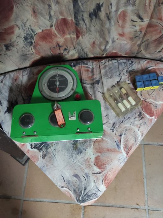 Suporte de parede com tacom relógio e pano de cobertura de snuker