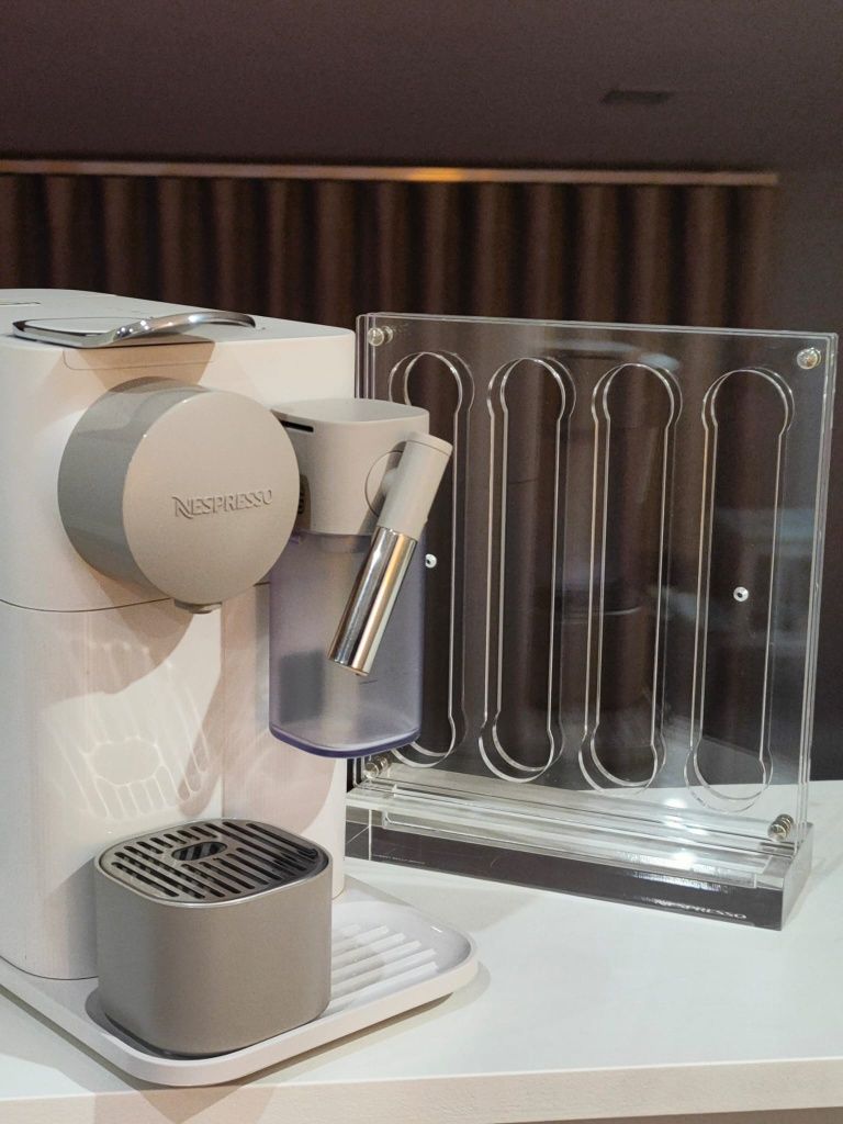 Máquina de café DELONGHI Nespresso Lattissima One + disp. cápsulas