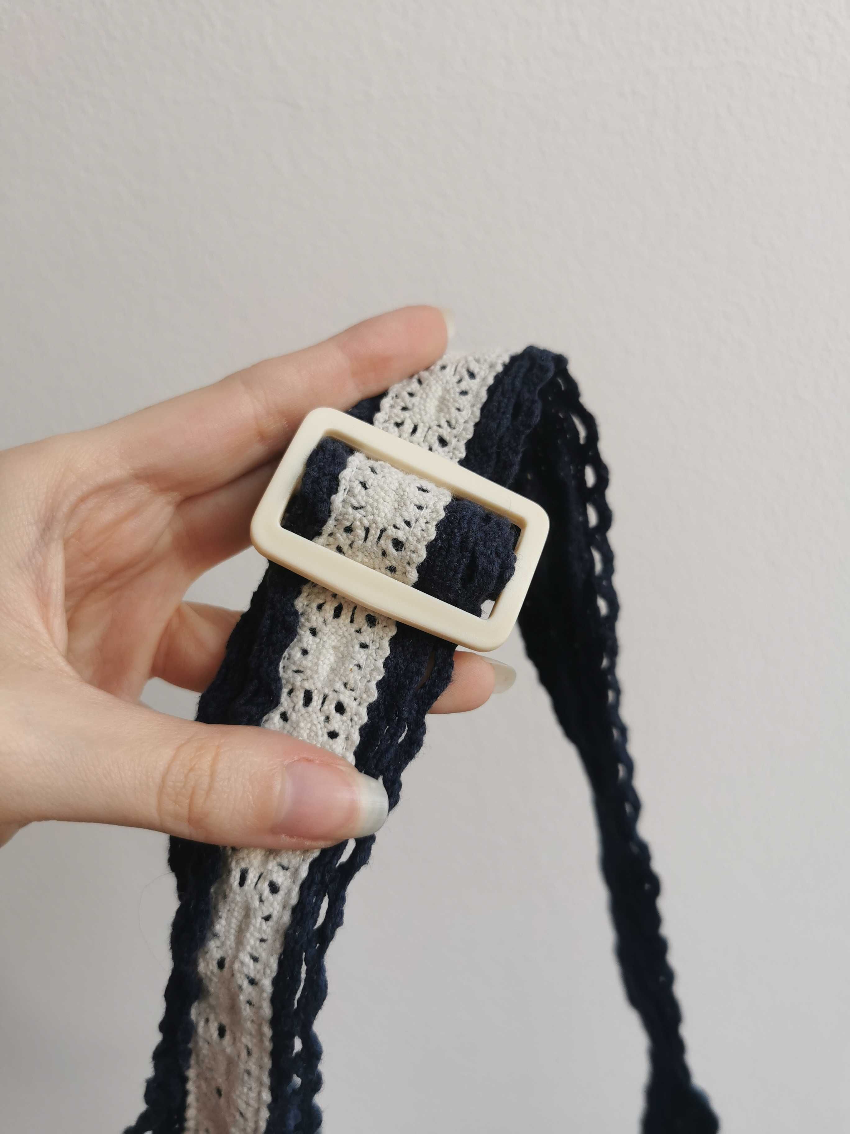 Pasek materiałowy pleciony knit dziergany granatowy biały klamra
