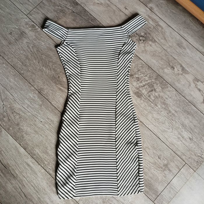 Dopasowana sukienka Pull&bear