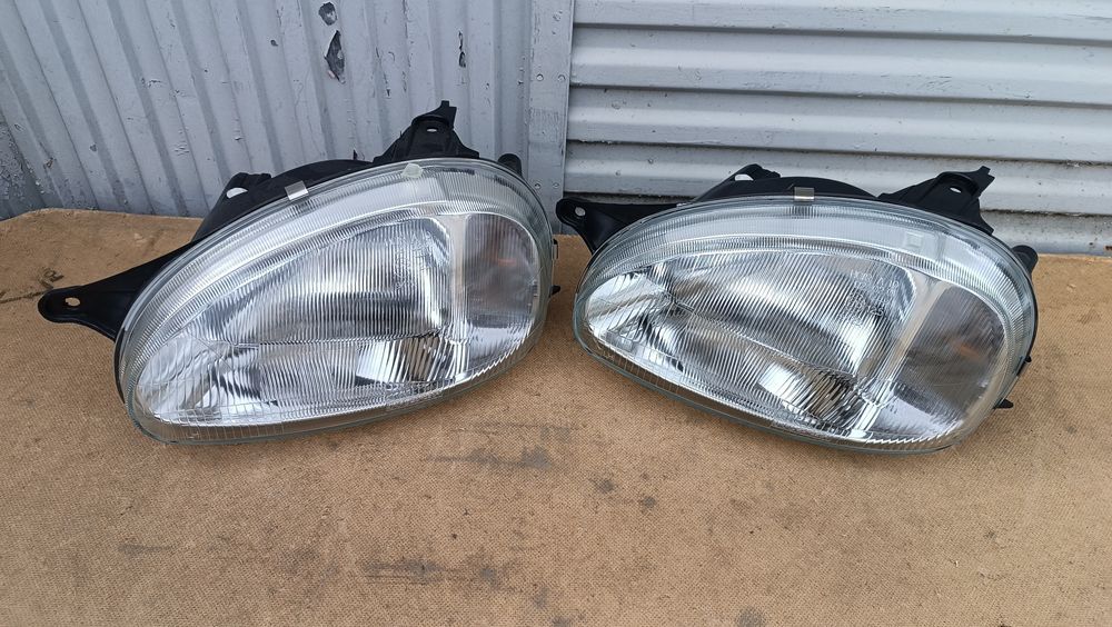 Vendo farol esquerdo de Opel corsa B ano 1996/2000