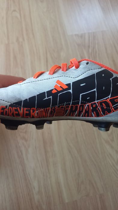 Chuteiras adidas futebol com pitons pretas, laranjas e brancas