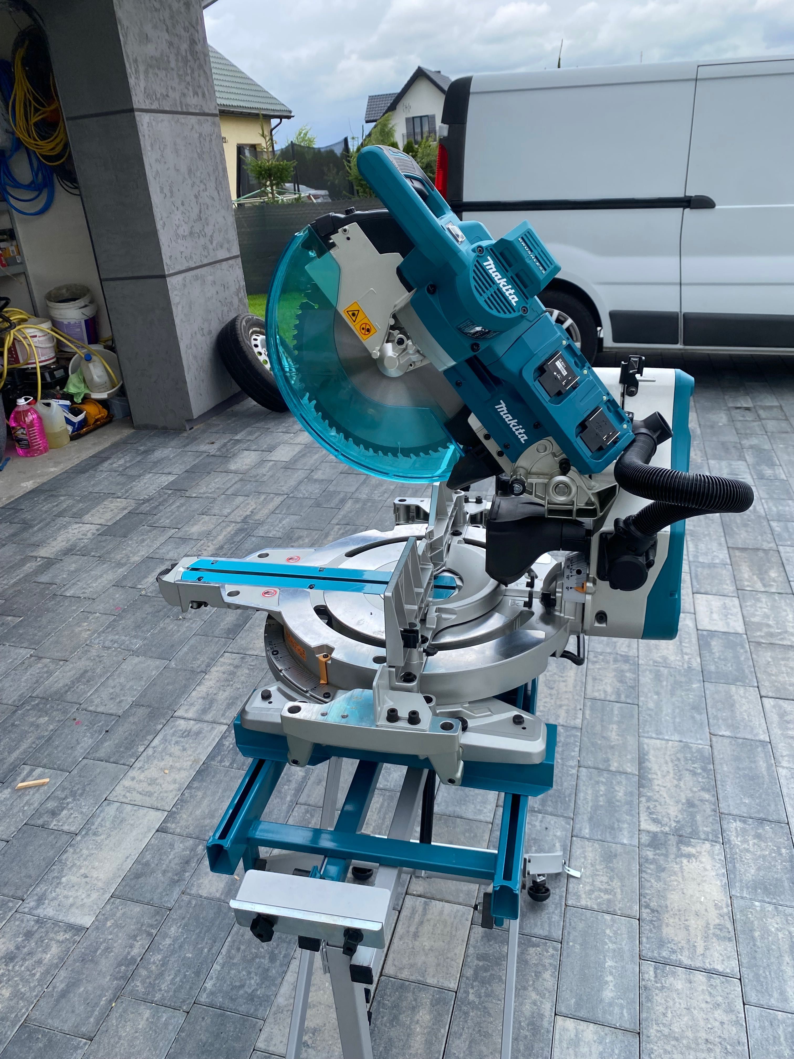 Piła ukośnica  Makita  DLS211