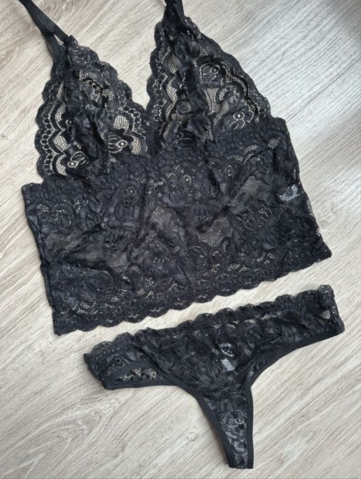 Zestaw sexy bielizny: stringi i koszulka / biustonosz. Koronkowe. R. L