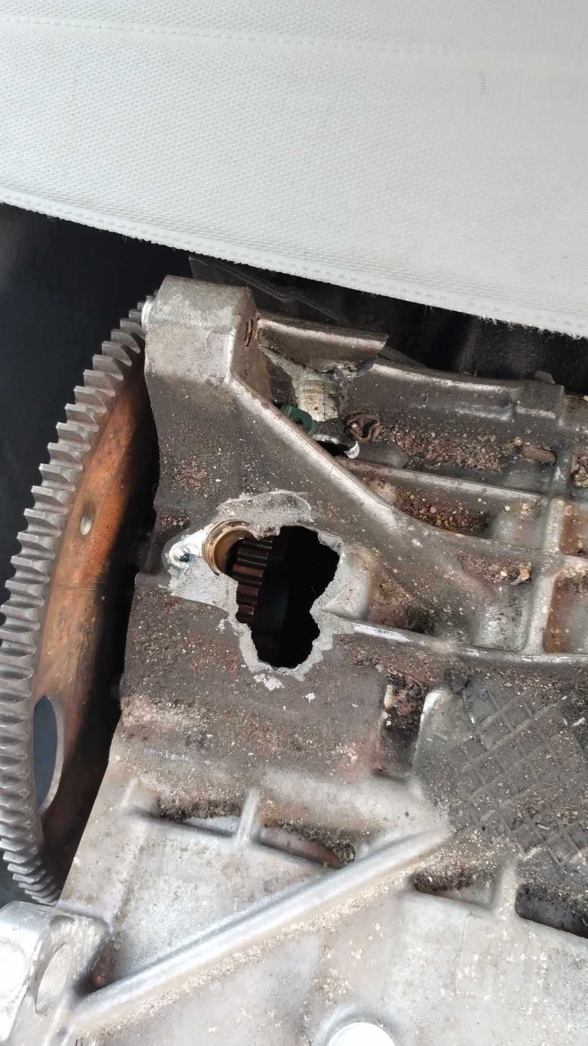 Uszkodzony słupek silnika M54b22 BMW E39/E46