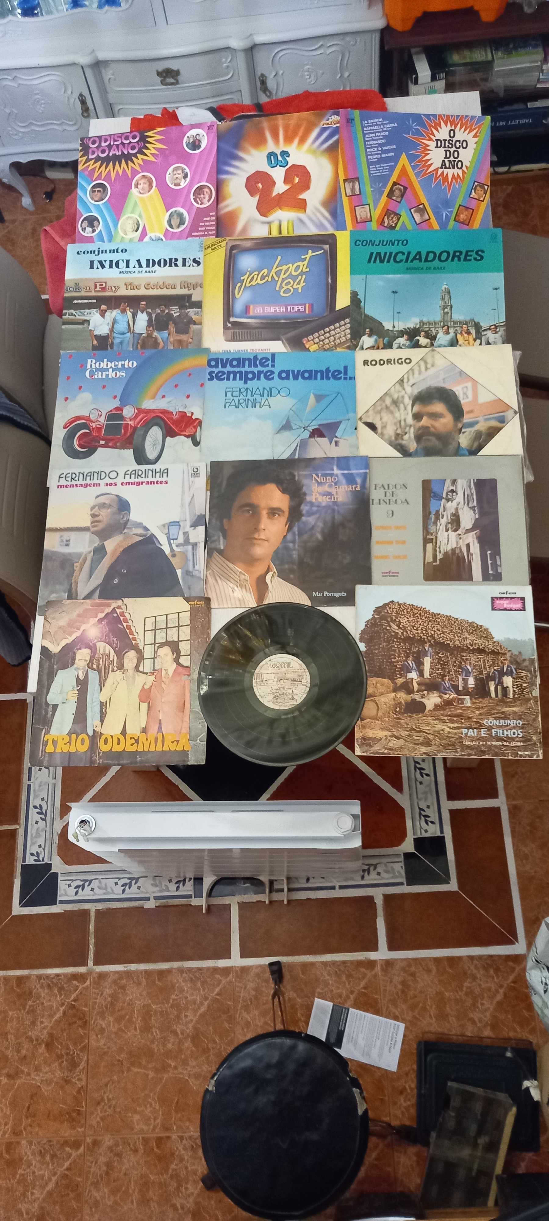 22 cacetes musicas portuguesas antigas + discos vinil pequenos e LPs