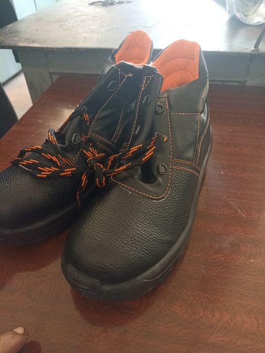 Продам ботинки рабочие 40, 45 размер