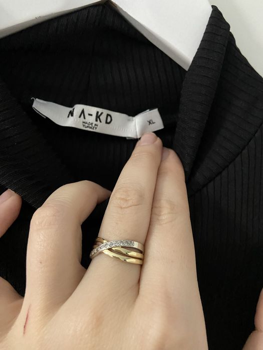 Sukienka czarna opieta z odkrytymi plecami