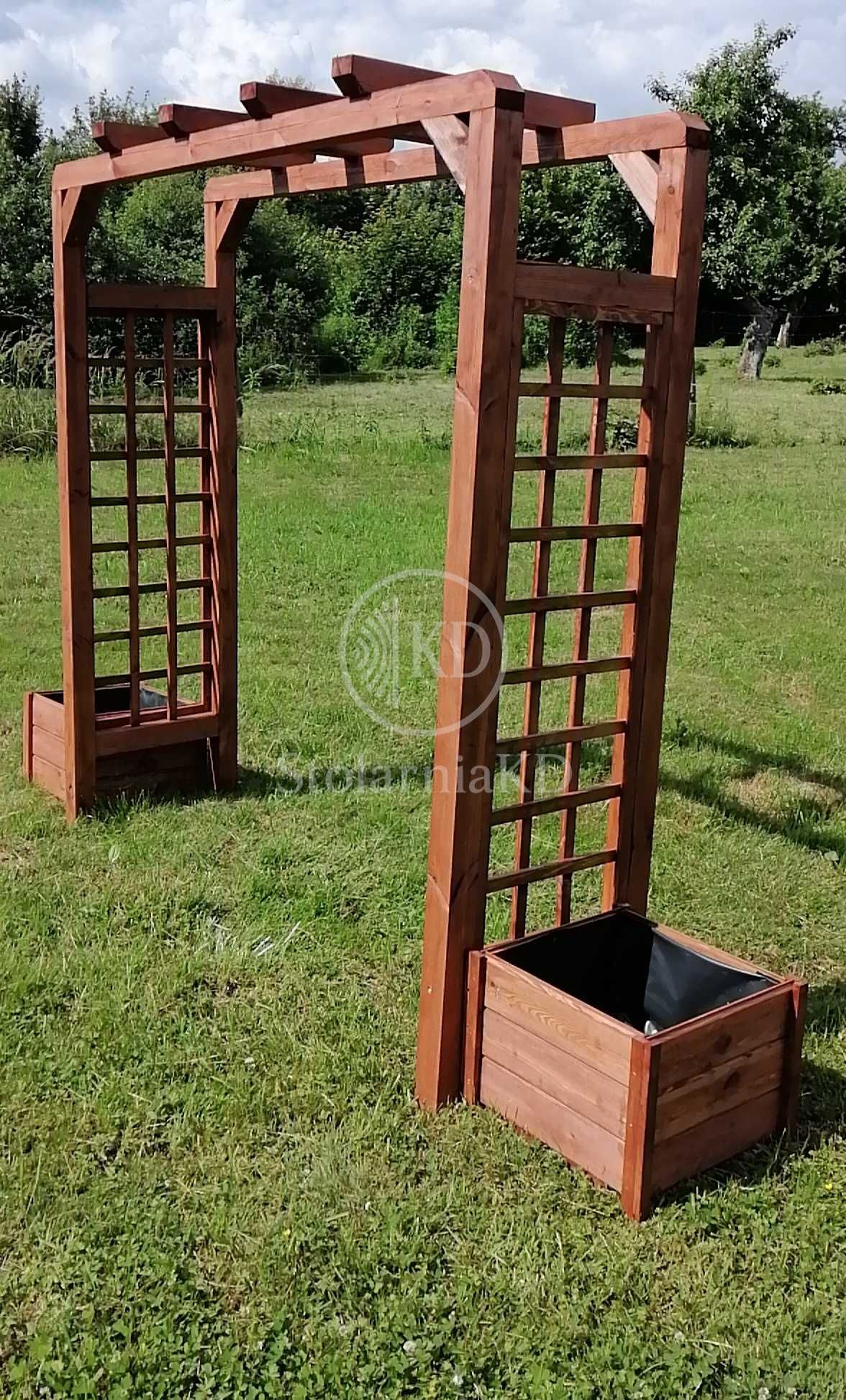 Pergola przejście z ławka kratka ogrodowa róże rośliny