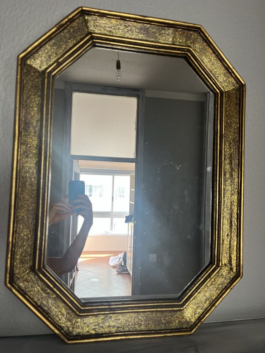 Espelho com moldura em madeira
