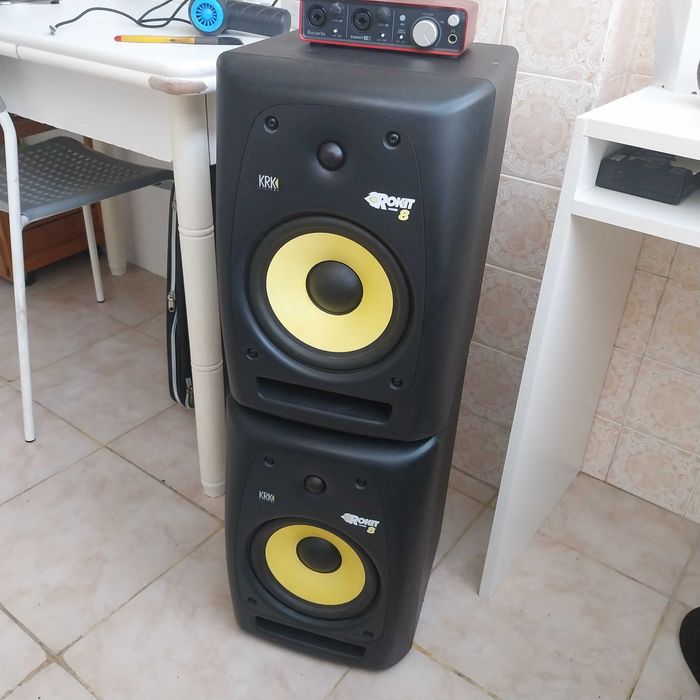 Monitores de estúdio Rokit KRK 8 G2 e placa de som Focusrite 2i2