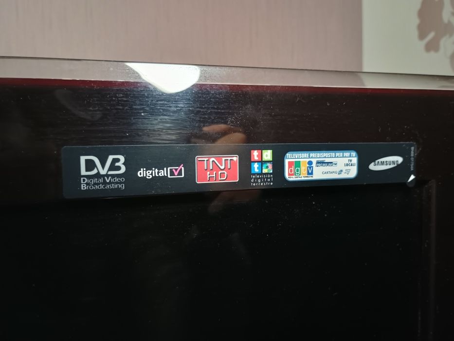 Телевізор 32+підставка+пульт