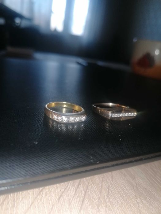 Продам два золотых кольца с бриллиантами