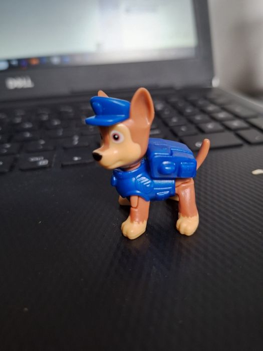 Psi Patrol Kinder figurka Chase