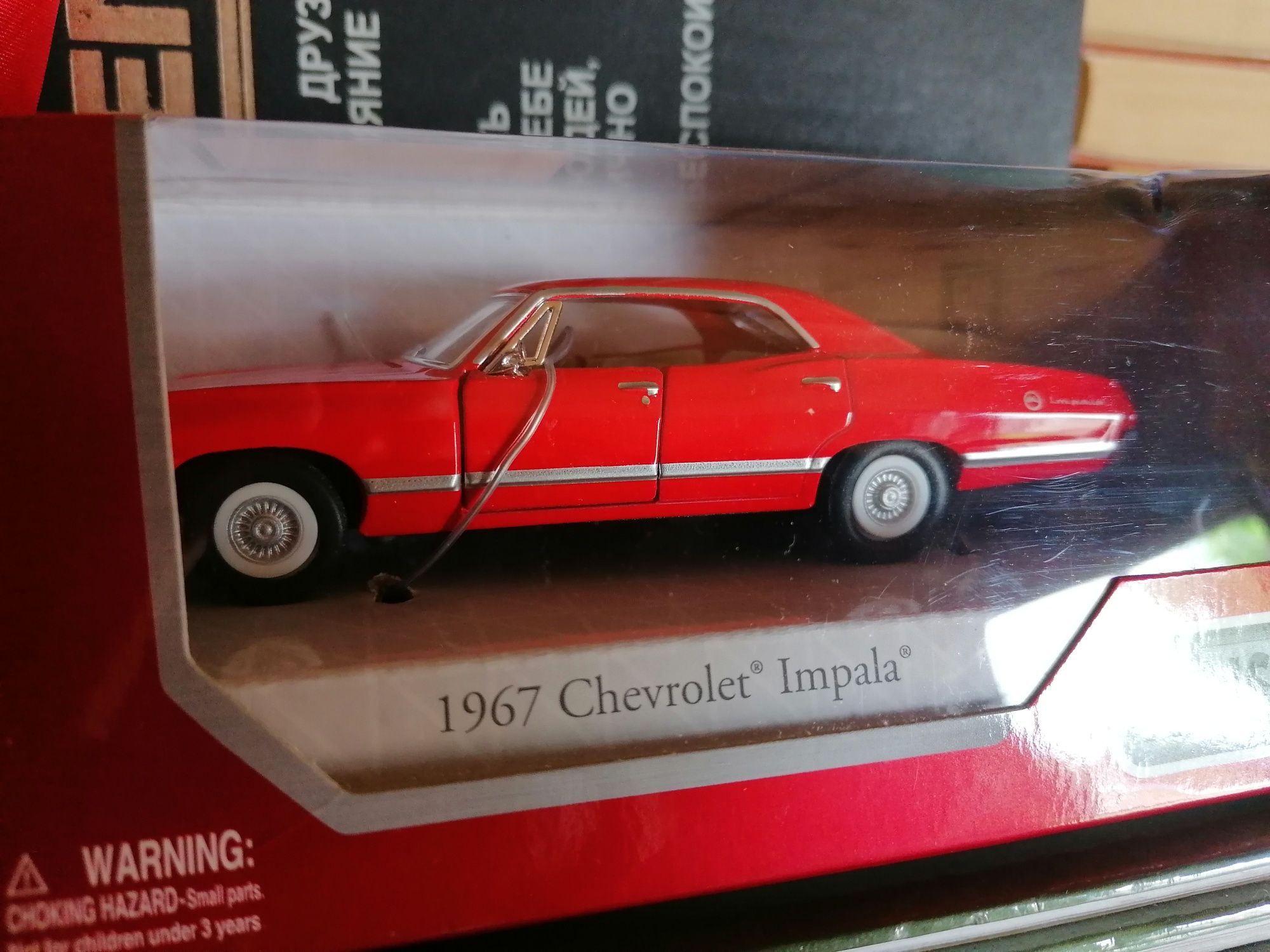 Chevrolet Impala 1967 kinsmart червона біла блакитна моделька іграшка