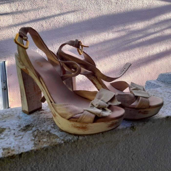 Sandália de plataforma marca Prada