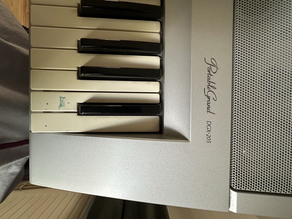 Синтезатор Yamaha Portable Grand DGX-205 з підставкою