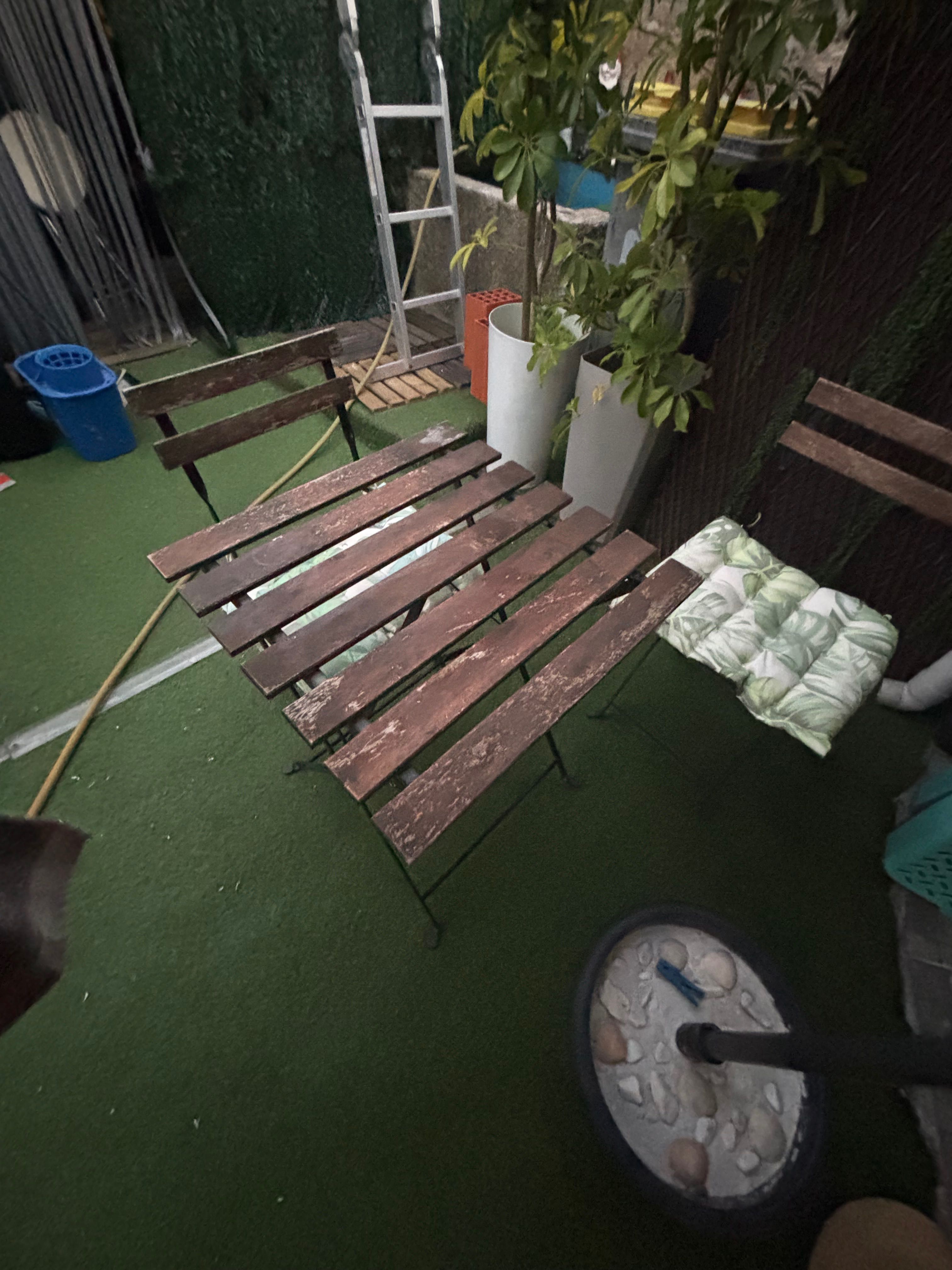 Mesa com 2  cadeiras de jardim
