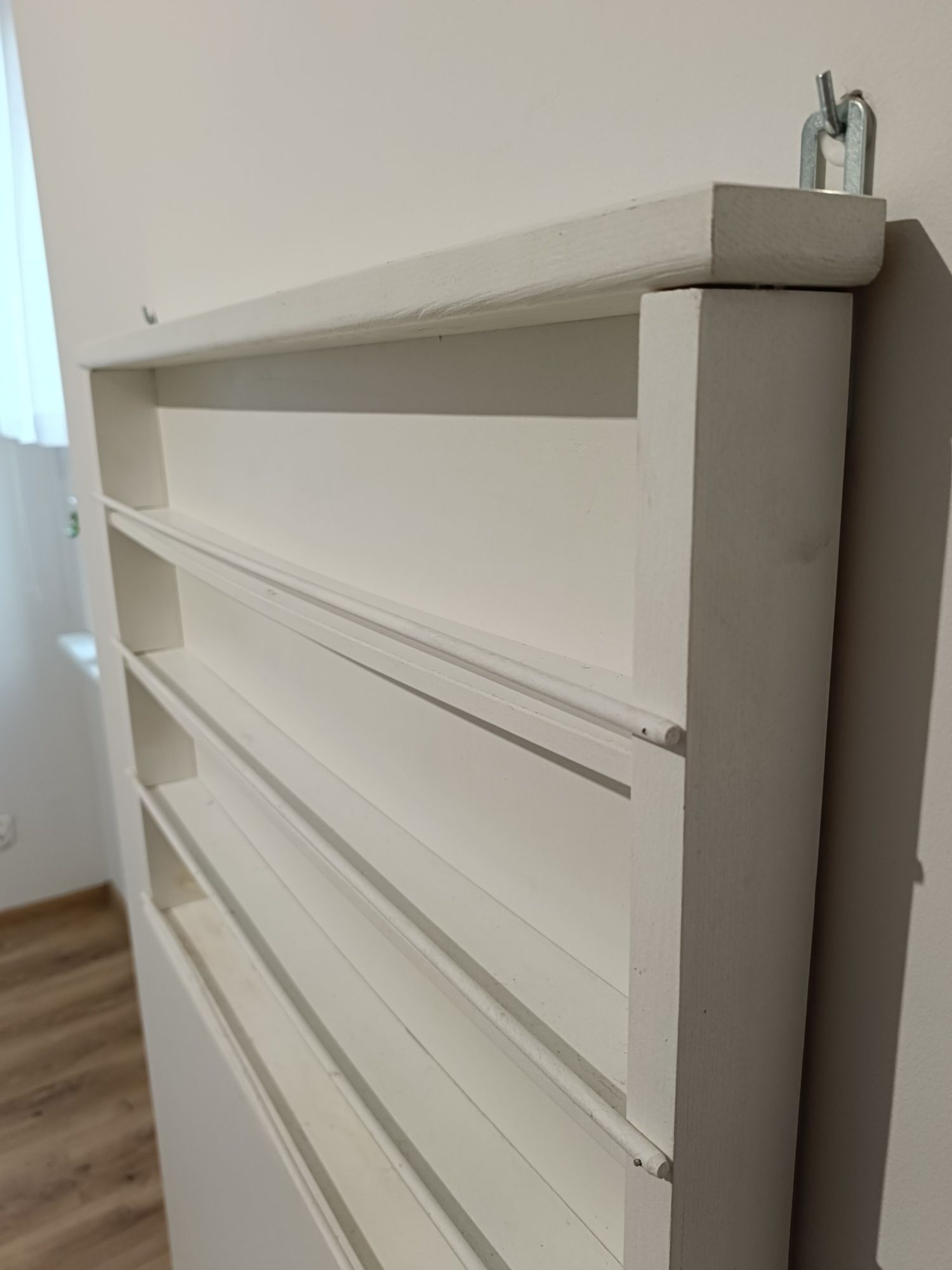Drewniana biała półka na lakiery