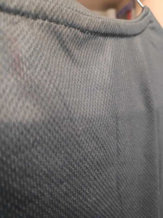 Koszuka z podobizną jokera. Rozm. M.