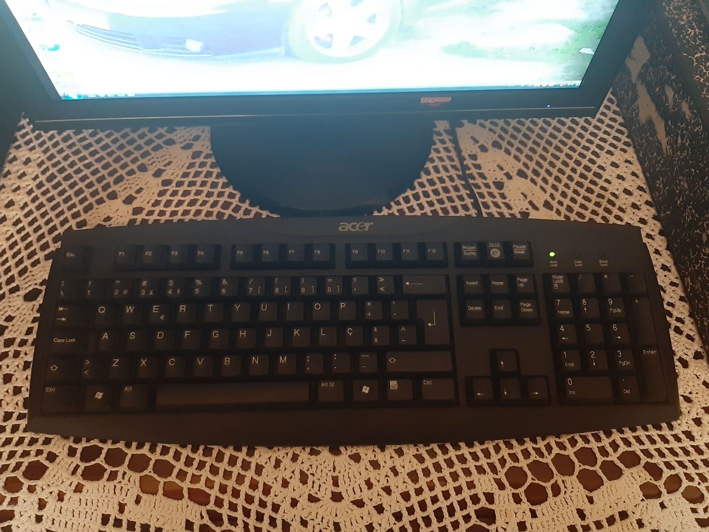 Computador Acer com monitor e teclado
