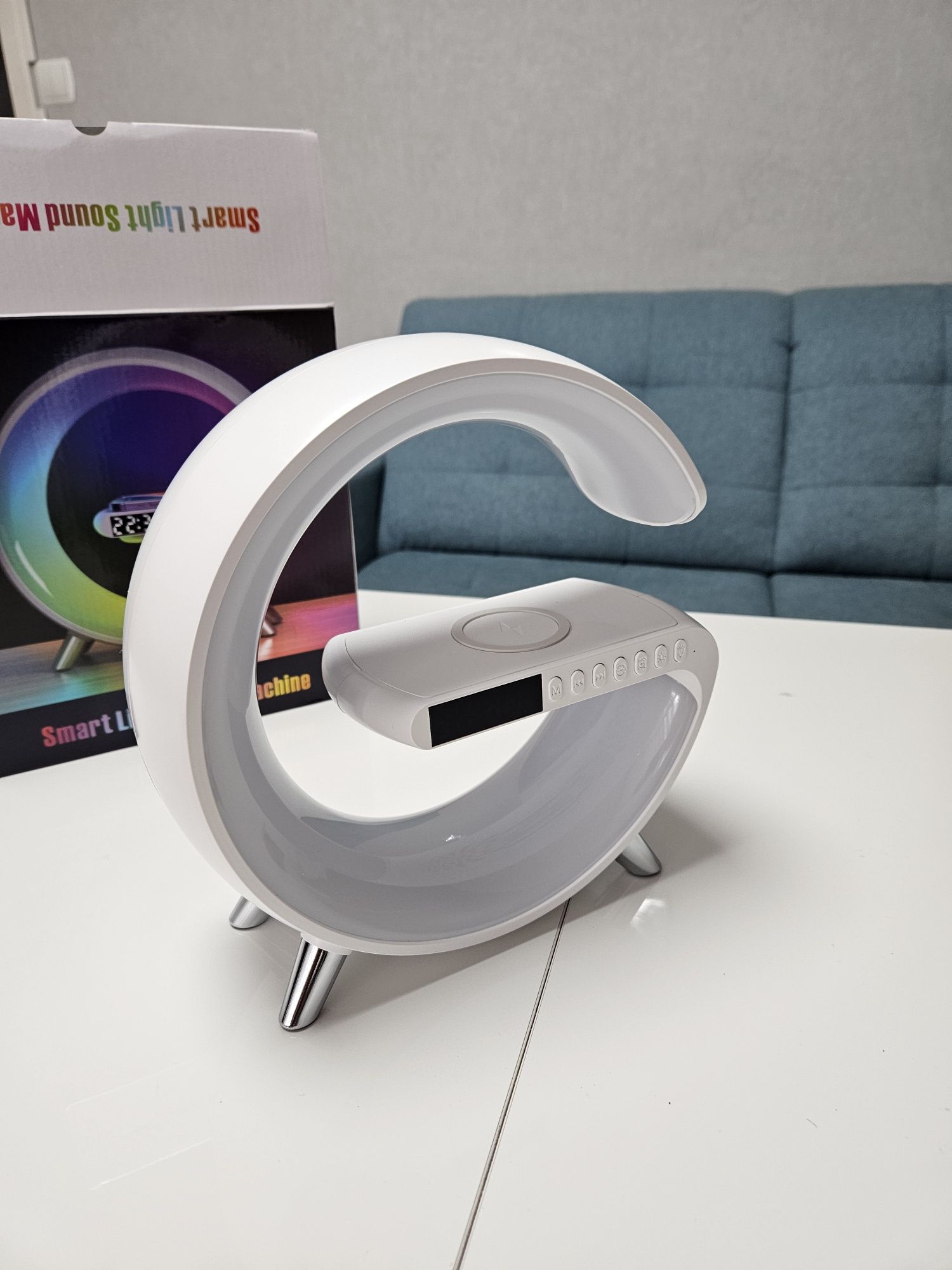 Inteligentna lampa LED RGB z ładowarka, QI głośnik