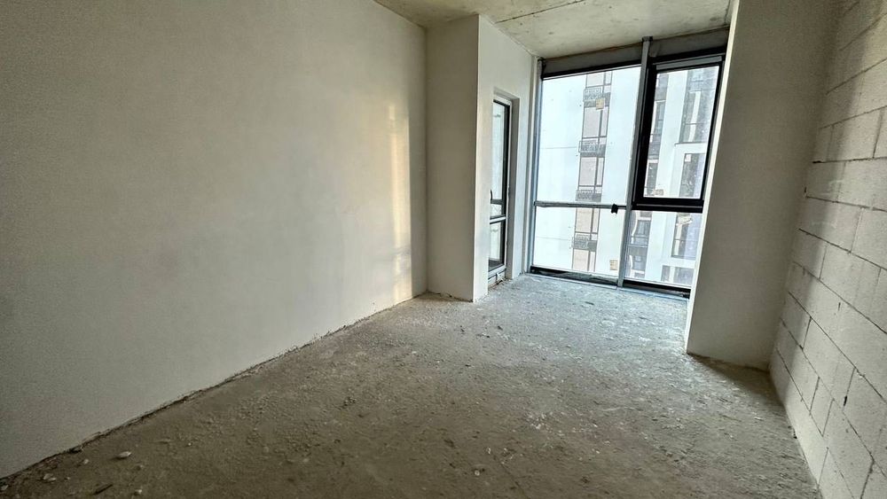 Продаж 1 км квартири в топовому ЖК поруч з озером