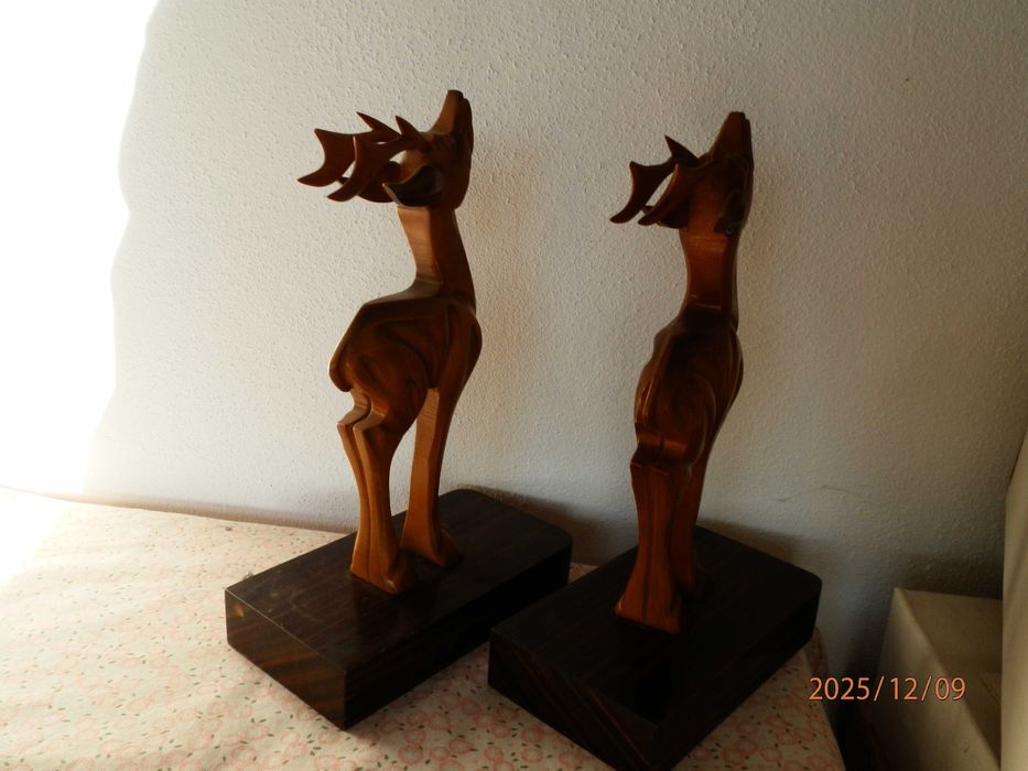 Suportes para Livros  - Sculpidos  assinados  por P. Belys