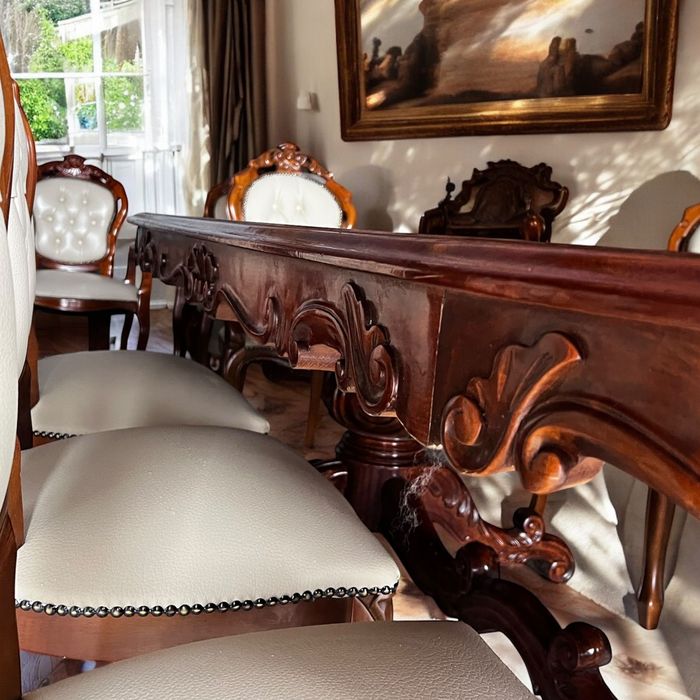 Piękny włoski stół i 8 krzeseł w skórze ecru nowy materiał