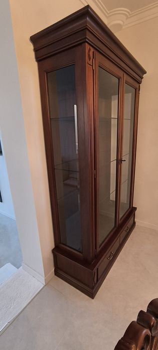 Vitrine em madeira maciça e vidro