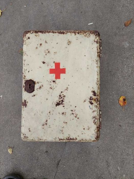 Szafka apteczna metalowa z okresu PRL.