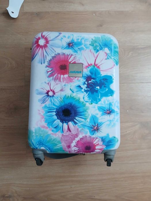 Mała walizka w kwiaty