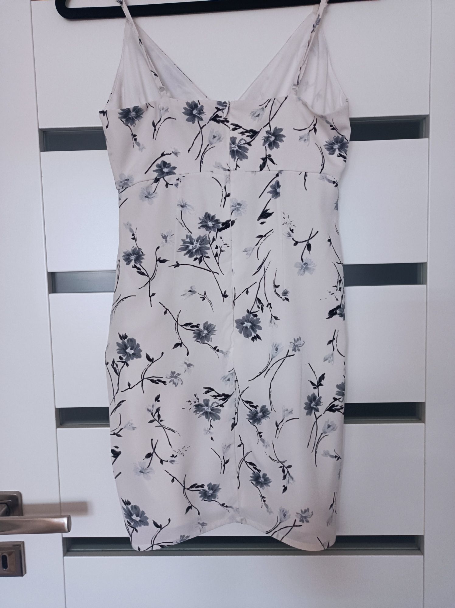 Śliczna sukienka, podszewka, kwiatki Missguided
