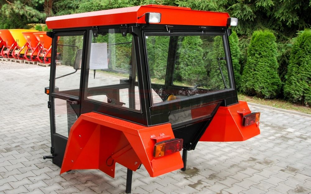 Kabina Ursus C-330 DE LUX metalowe błotniki kanciaste D-LUX