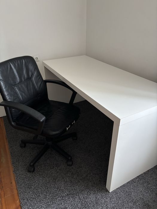 Biurko Ikea Malm z wysuwanym panelem
