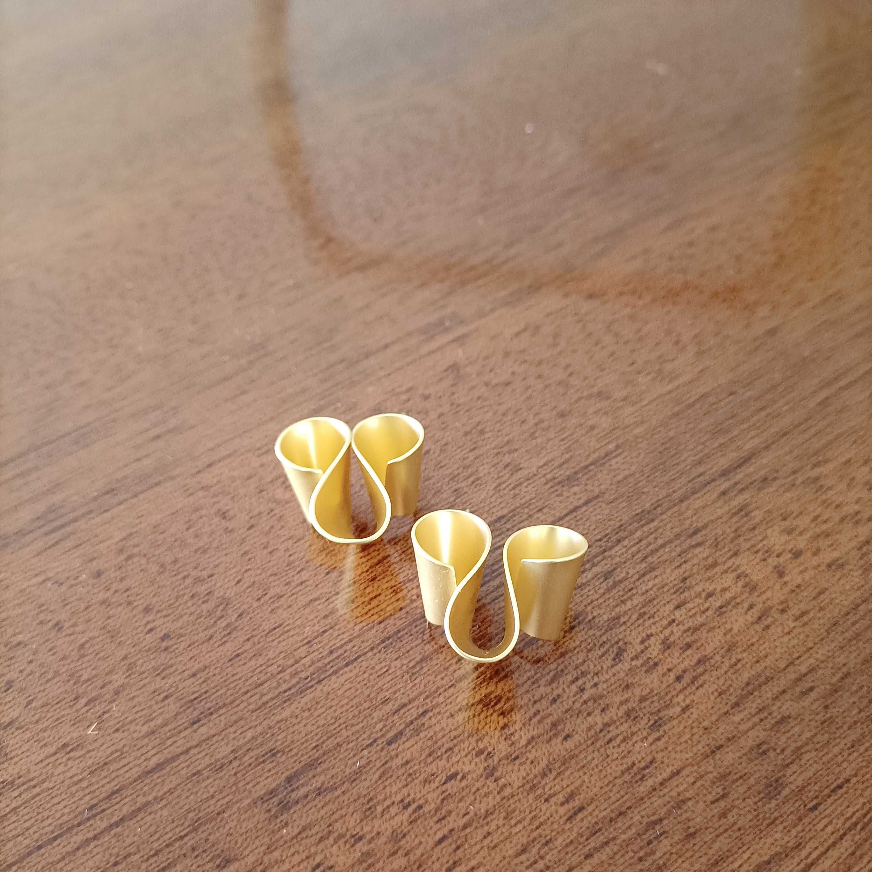 Brincos dourados, novos e muito bonitos.