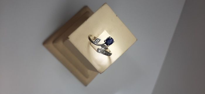 Золотое кольцо из белого золота с бриллиантами и сапфиром