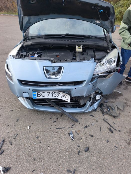 Продам Пежо 5008  2011г. после ДТП.