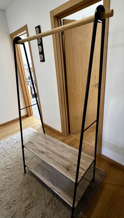 Cabide/roupeiro com 2 prateleiras - como novo