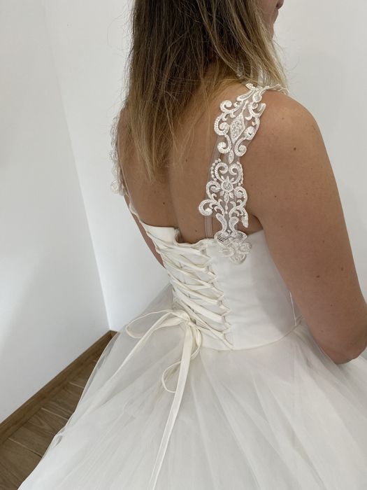 Весільна сукня зі шлейфом від Sofi Bride