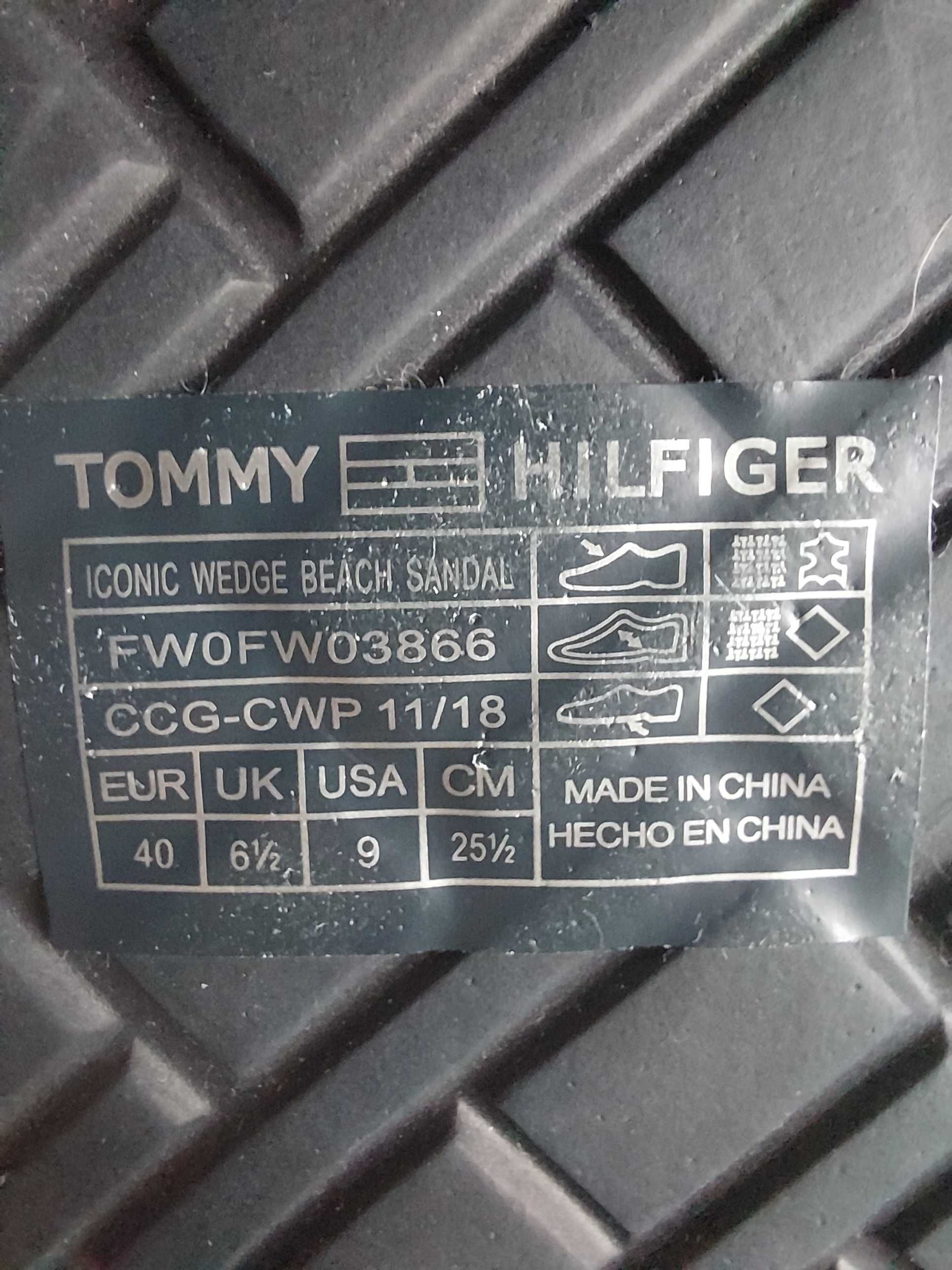 Tommy Hilfiger,  в'єтнамки на платформі