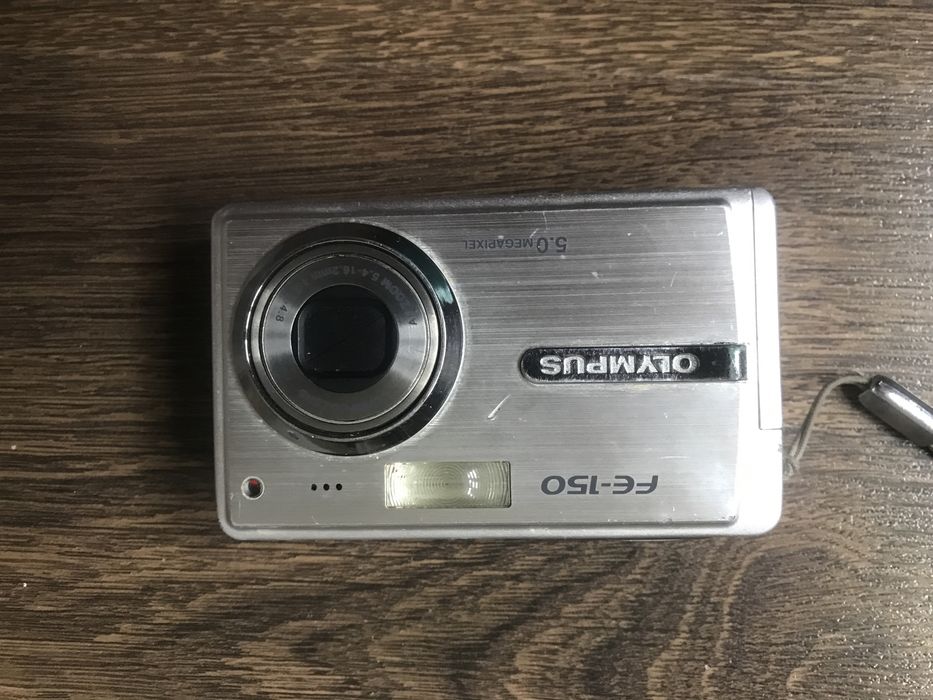 Цифровий фотоаппарат OLYMPUS FE-150 у робочому стані