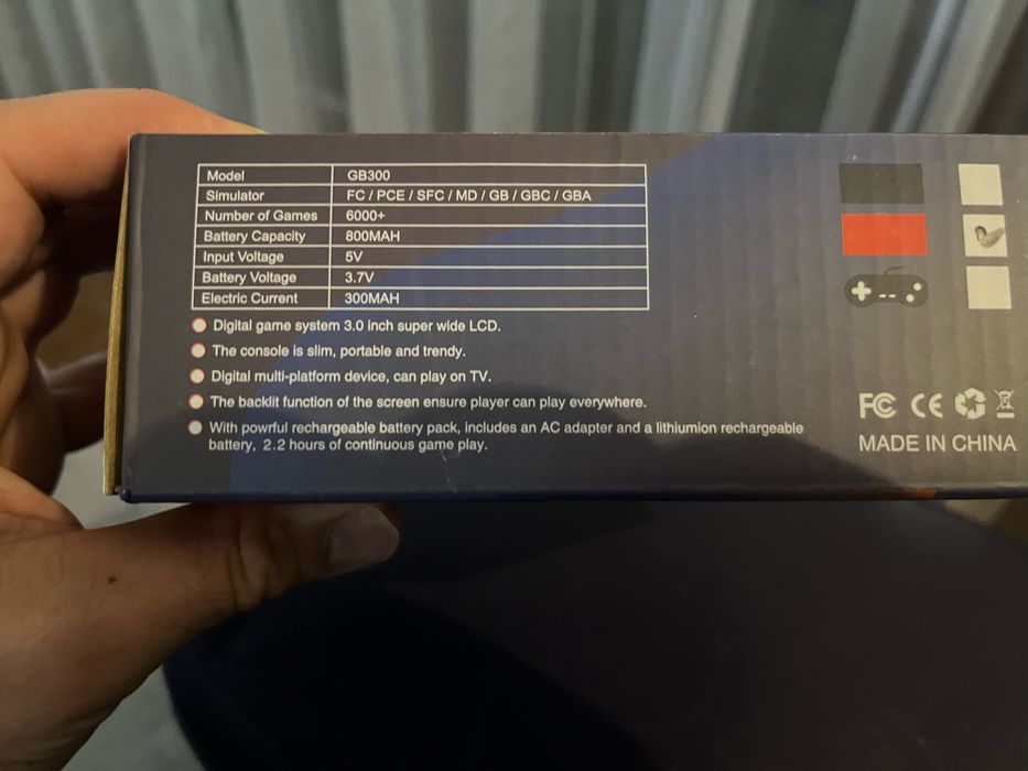 Przenisna konsola do gier GB300